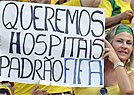 Torcida na Arena Castel�o tamb�m entra no protesto (AFP PHOTO / YURI CORTEZ )