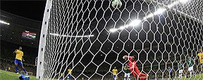 Pelo segundo jogo seguido, atacante J� entra no fim e faz gol pela Sele��o (REUTERS/Jorge Silva)