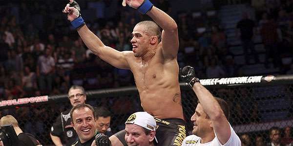 Renan Barão vence Urijah Faber e ganha cinturão interino (Getty Images/UFC)