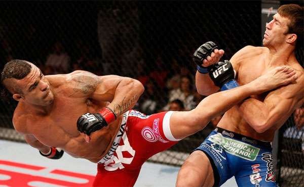 Vitor Belfort nocauteia Rockhold com chute rodado incr�vel (Josh Hedges/Zuffa LLC UFC )