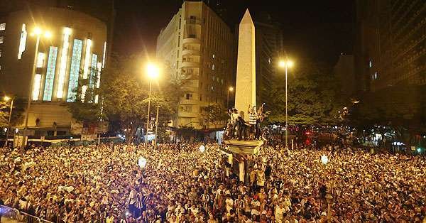 Torcida do Galo comemora t�tulo  mineiro no centro de BH (Alexandre Guzanshe/EM/D.A Press)