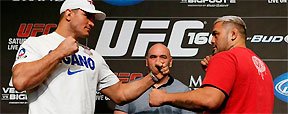 Junior Cigano e Mark Hunt duelam na luta co-principal com foco no nocaute (Josh Hedges/Zuffa LLC/Zuffa LLC via Getty Images)