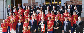 Após o título da Eurocopa, jogadores da Espanha visitam rei Juan Carlos (Reuters/Dominique Faget)