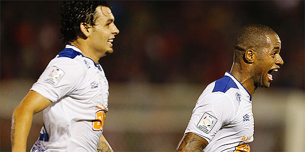 Valente, Cruzeiro derrota o Cerro no Paraguai e avança (REUTERS/Jorge Adorno )