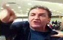 Cuca discute com torcedores no aeroporto  (Reprodu��o/TV Alterosa)