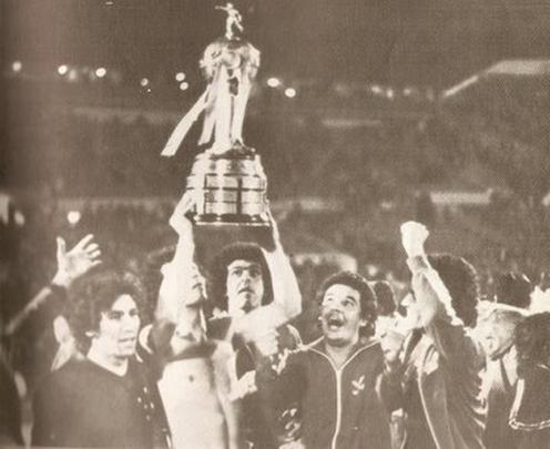 Cruzeiro ergue a taa de campeo da Libertadores 1976