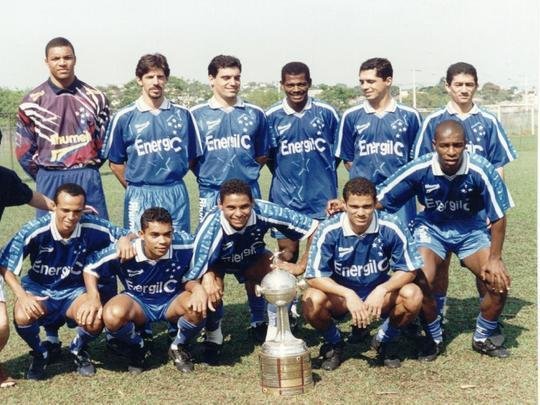 Time posa para foto oficial na Toca da Raposa