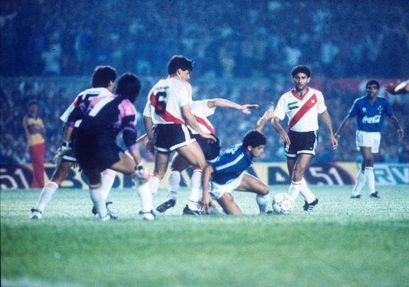 Em 20 de novembro de 1991, Cruzeiro conquistava o indito ttulo da Supercopa dos Campees da Copa Libertadores sobre o River Plate, ao vencer por 3 a 0 no Mineiro, aps derrota por 2 a 0 na Argentina; Lus Fernando Flores na deciso
