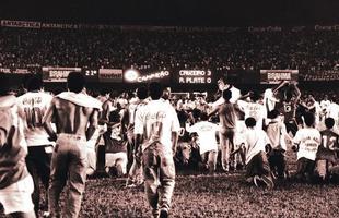 Em 20 de novembro de 1991, Cruzeiro conquistava o inédito título da Supercopa dos Campeões da Copa Libertadores sobre o River Plate, ao vencer por 3 a 0 no Mineirão, após derrota por 2 a 0 na Argentina; torcedores atravessam o gramado ajoelhados para agradecer a conquista