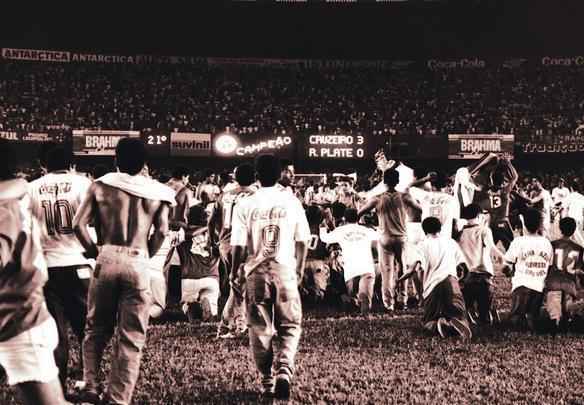 Em 20 de novembro de 1991, Cruzeiro conquistava o indito ttulo da Supercopa dos Campees da Copa Libertadores sobre o River Plate, ao vencer por 3 a 0 no Mineiro, aps derrota por 2 a 0 na Argentina; torcedores atravessam o gramado ajoelhados para agradecer a conquista