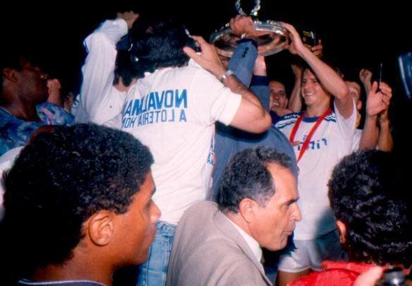 Em 20 de novembro de 1991, Cruzeiro conquistava o indito ttulo da Supercopa dos Campees da Copa Libertadores sobre o River Plate, ao vencer por 3 a 0 no Mineiro, aps derrota por 2 a 0 na Argentina; o capito Ademir levanta a taa