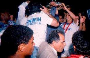 Em 20 de novembro de 1991, Cruzeiro conquistava o inédito título da Supercopa dos Campeões da Copa Libertadores sobre o River Plate, ao vencer por 3 a 0 no Mineirão, após derrota por 2 a 0 na Argentina; o capitão Ademir levanta a taça