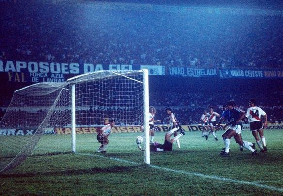 Em 20 de novembro de 1991, Cruzeiro conquistava o indito ttulo da Supercopa dos Campees da Copa Libertadores sobre o River Plate, ao vencer por 3 a 0 no Mineiro, aps derrota por 2 a 0 na Argentina; Mario Tilico marcou dois gols