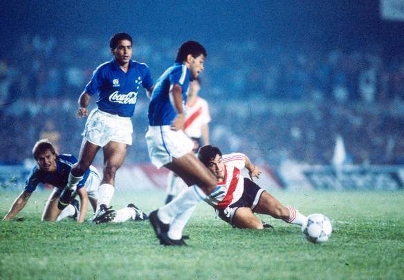 Em 20 de novembro de 1991, Cruzeiro conquistava o indito ttulo da Supercopa dos Campees da Copa Libertadores sobre o River Plate, ao vencer por 3 a 0 no Mineiro, aps derrota por 2 a 0 na Argentina; o 'Rei' Charles durante a deciso