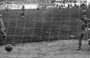 Lance do jogo entre Atltico e Seleo Brasileira, no Independncia, em 1956
