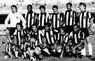 Campees brasileiros de 1971: Renato, Humberto Monteiro, Grapete, Vanderlei, Vantuir e Oldair. Agachados: Ronaldo, Humberto Ramos, Dario, Lola e Tio