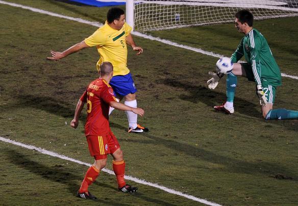 Em sua primeira chance para marcar, o Fenmeno parou nas mos do goleiro romeno
