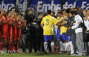 Ronaldo deixou o campo em um corredor polons, formado pelos jogadores brasileiros e romenos
