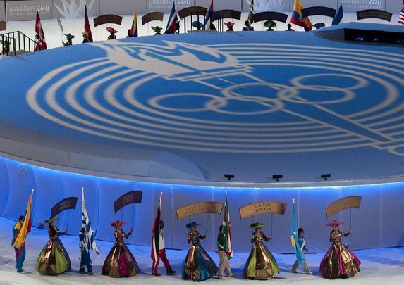 Delegaes desfilam pelo Estdio Omnilife