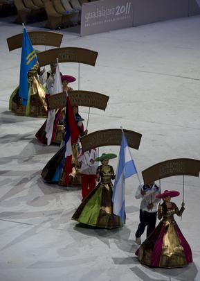 Delegaes desfilam pelo Estdio Omnilife