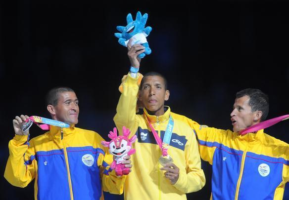 Solonei Silva (c) recebeu a medalha de ouro da maratona masculina durante a cerimnia de encerramento
