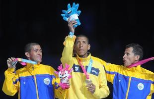 Solonei Silva (c) recebeu a medalha de ouro da maratona masculina durante a cerimnia de encerramento