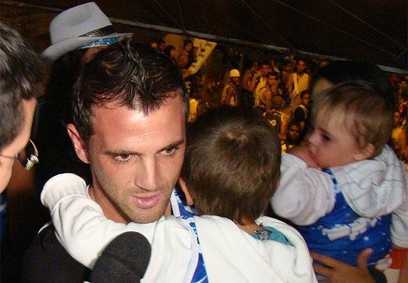 Camisa 10 do Cruzeiro viu o filho, Santino, ser homenageado