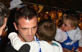 Camisa 10 do Cruzeiro viu o filho, Santino, ser homenageado
