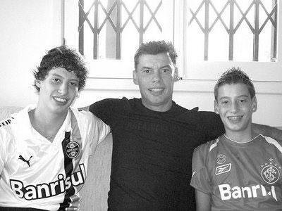 Paulo Roberto posa com os filhos