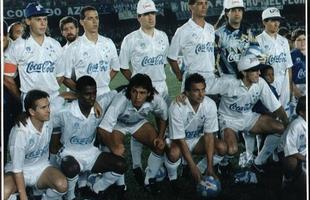 Paulo Roberto posa com o time campeão da Copa do Brasil'1993