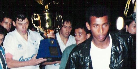 Jogador carrega a taa de campeo do torneio nacional