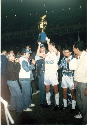 Ex-lateral carrega a taa ao lado de Nonato, com a camisa do Grmio