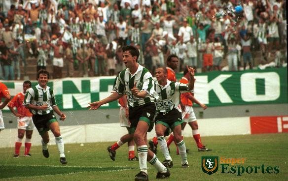 1997 - Celso comemora gol sobre o Vila Nova-GO na conquista da Srie B