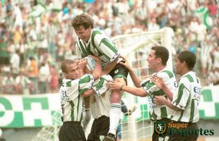 1997 - Celso comemora gol sobre o Vila Nova-GO na conquista da Srie B