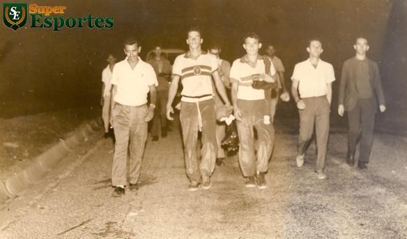 Dawson, Geraldinho, Paulista e o auxiliar de Yustrich, Zezinho Miguel, voltando para Sabar a p aps a conquista do Mineiro de 1964 sobre o Amrica, na Alameda, com a vitria por 3 a 1