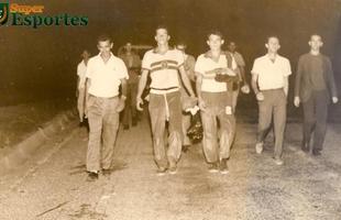 Dawson, Geraldinho, Paulista e o auxiliar de Yustrich, Zezinho Miguel, voltando para Sabar a p aps a conquista do Mineiro de 1964 sobre o Amrica, na Alameda, com a vitria por 3 a 1