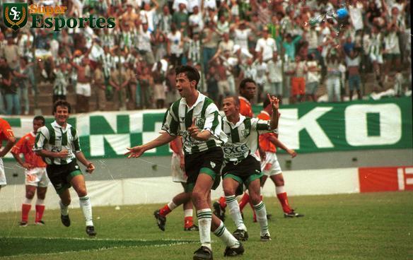 1997 - Celso marca gol da vitria por 1 a 0 sobre o Vila Nova na conquista da Srie B