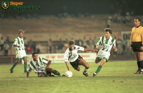 Irnio, Boiadeiro e Tupzinho em jogo contra o Atltico em 1998