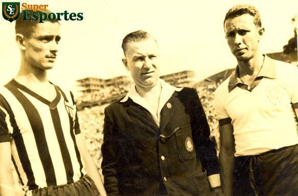 O juiz de futebol ingls, Mr. Barrick, entre os jogadores Ze do Monte, do Atletico, e Luzitano, do America, em 1948