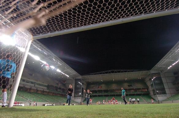 Ex-atletas e jornalistas disputam jogo-teste no Independncia