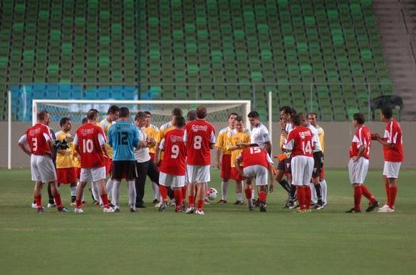 Ex-atletas e jornalistas disputam jogo-teste no Independncia