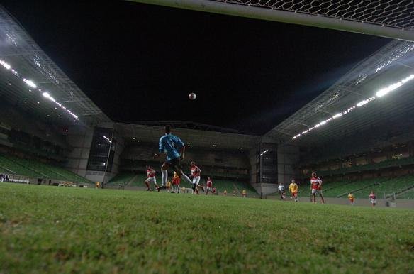 Ex-atletas e jornalistas disputam jogo-teste no Independncia