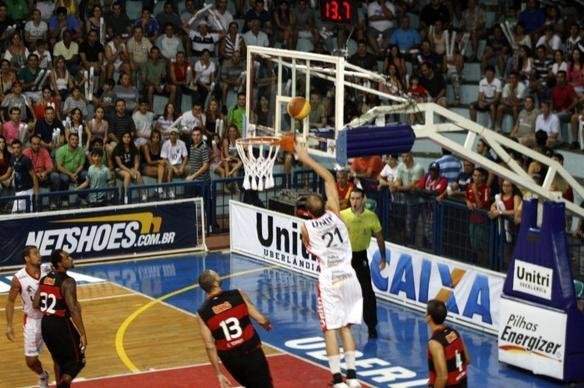 Lances do duelo entre Unitri/Uberlndia x Flamengo, pelas quartas de final do NBB