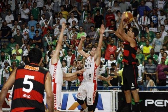 Lances do duelo entre Unitri/Uberlndia x Flamengo, pelas quartas de final do NBB