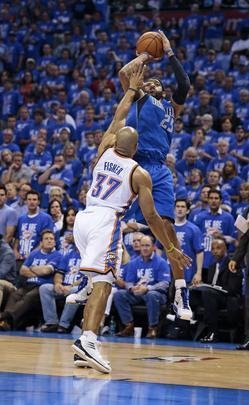 Oklahoma City Thunder tem trabalho, mas vence o Dallas Mavericks por 99 a 98 
