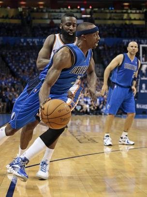 Oklahoma City Thunder tem trabalho, mas vence o Dallas Mavericks por 99 a 98 
