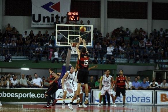 Kammericks, do Flamengo, tenta o arremesso