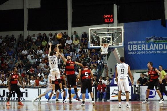 Robert Day fez 20 pontos na vitria do Unitri em Uberlndia