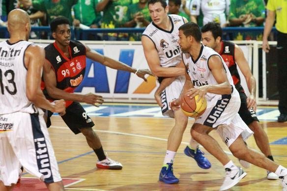 Valtinho conduz o Unitri ao ataque