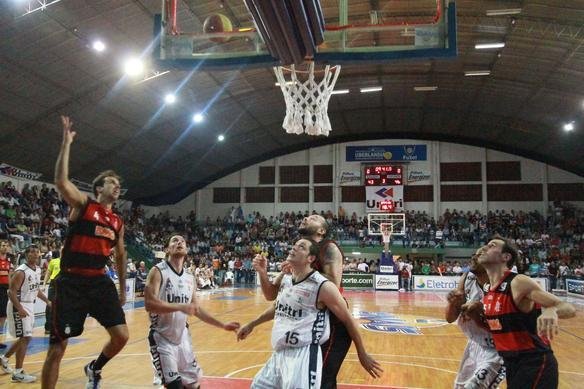 Rubro-negro Marcelinho sobe para a cesta